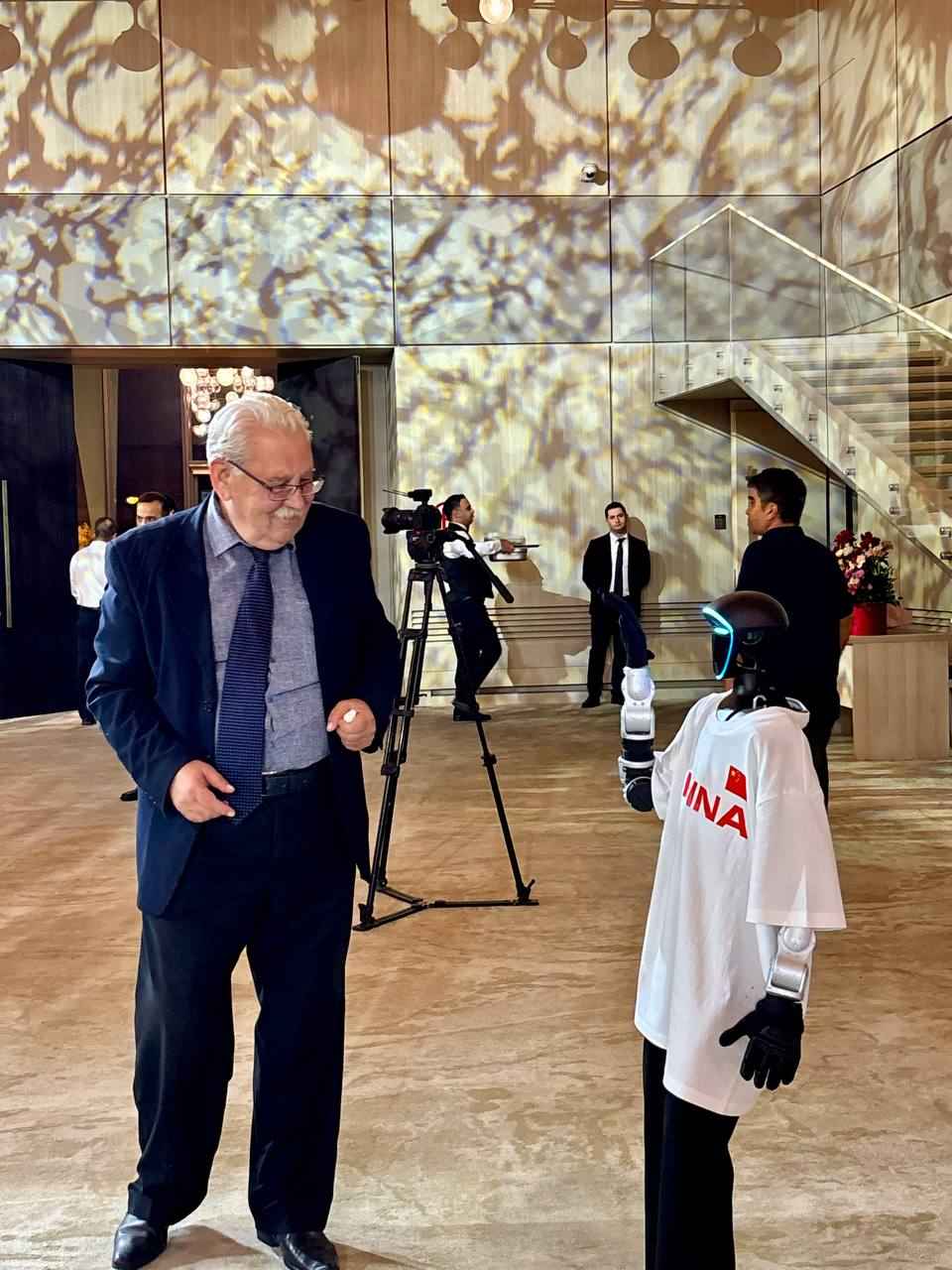 XBOT robotları Çin Xalq Respublikasının 77-ci ildönümünə həsr olunmuş rəsmi qəbulda iştirak edib