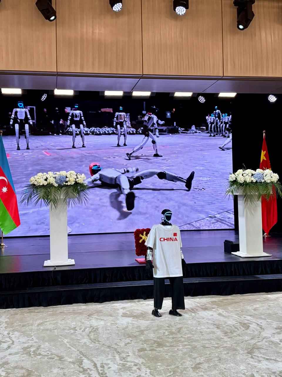 XBOT robotları Çin Xalq Respublikasının 77-ci ildönümünə həsr olunmuş rəsmi qəbulda iştirak edib